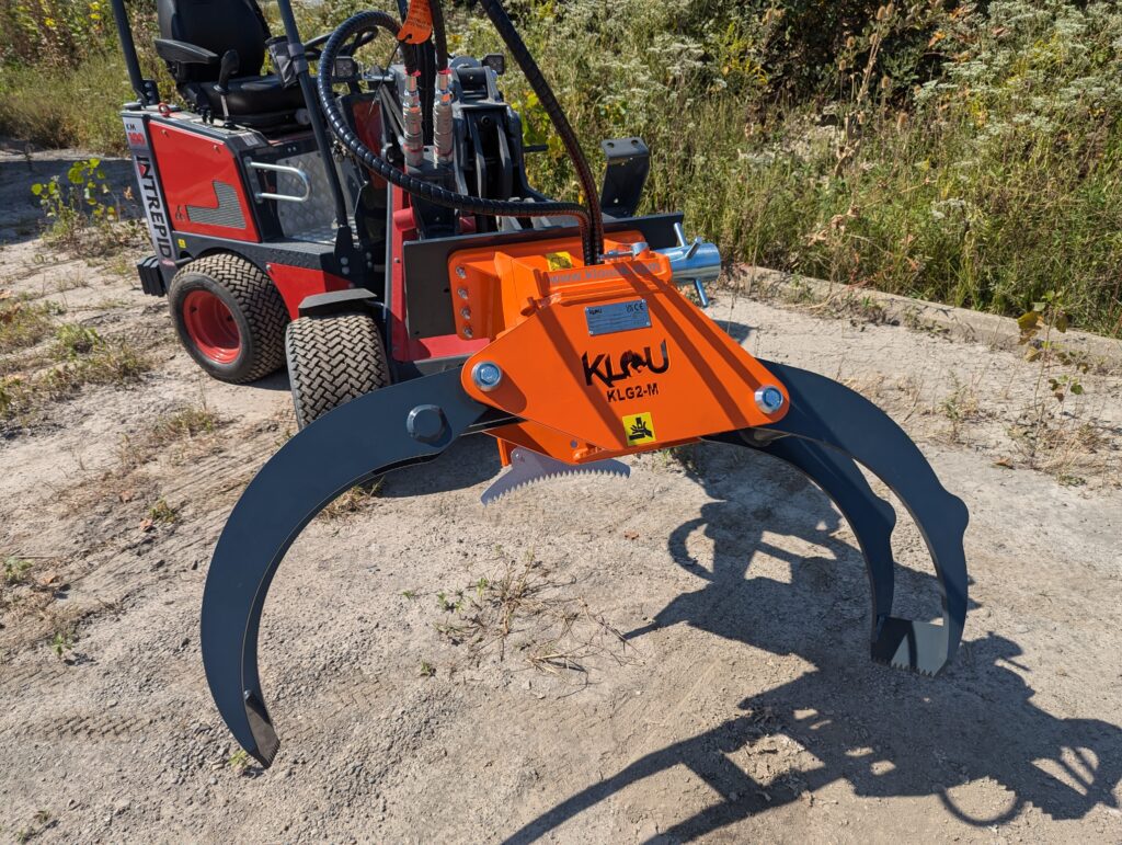 Klou log grapple with Intrepid mini articulating loader