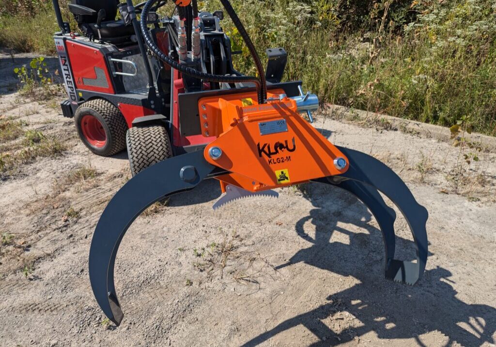 Klou log grapple with Intrepid mini articulating loader